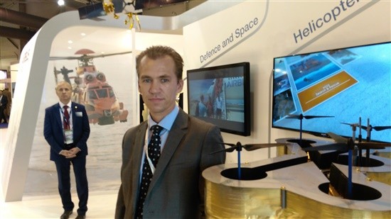 Вадим Амеличев, научный сотрудник "СуперОкса" в павильоне Airbus, у стенда с макетом электродвигателя