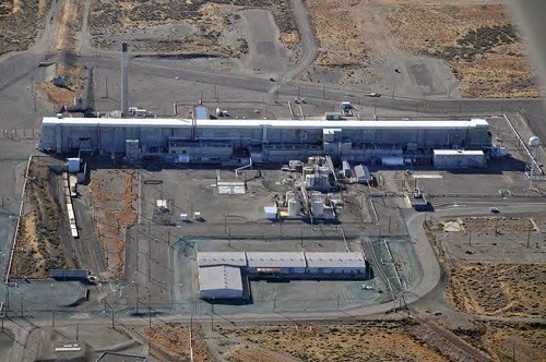 Плутониевый завод (PUREX plant). Тоннели идут на юг от восточной стороны завода (юг на фотографии - вверху)