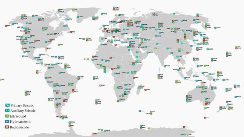 Международная система отслеживания ядерных испытаний, показывающая пять крупных типов испытаний и положения всех станции. Всего в настоящее время активны 337 известных станций