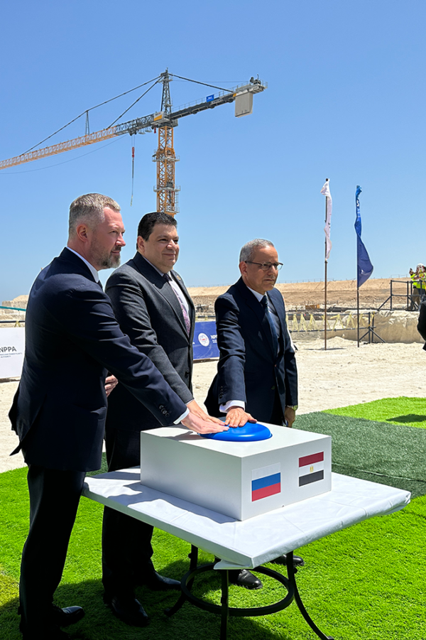 Александр Корчагин (АСЭ), Амгед Эль-­Вакиль (NPPA) и Сами Шавбан (ENRRA) на церемонии заливки первого бетона на блоке № 3 АЭС «Эль-­Дабаа» (Египет)
