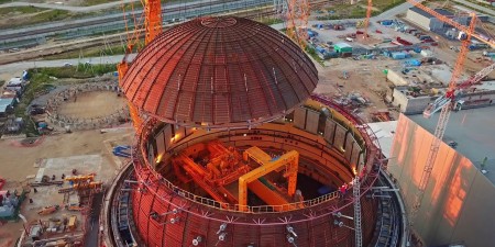 Embedded thumbnail for Установка купольной части внутренней защитной оболочки реактора энергоблока № 2 Ленинградской АЭС -2