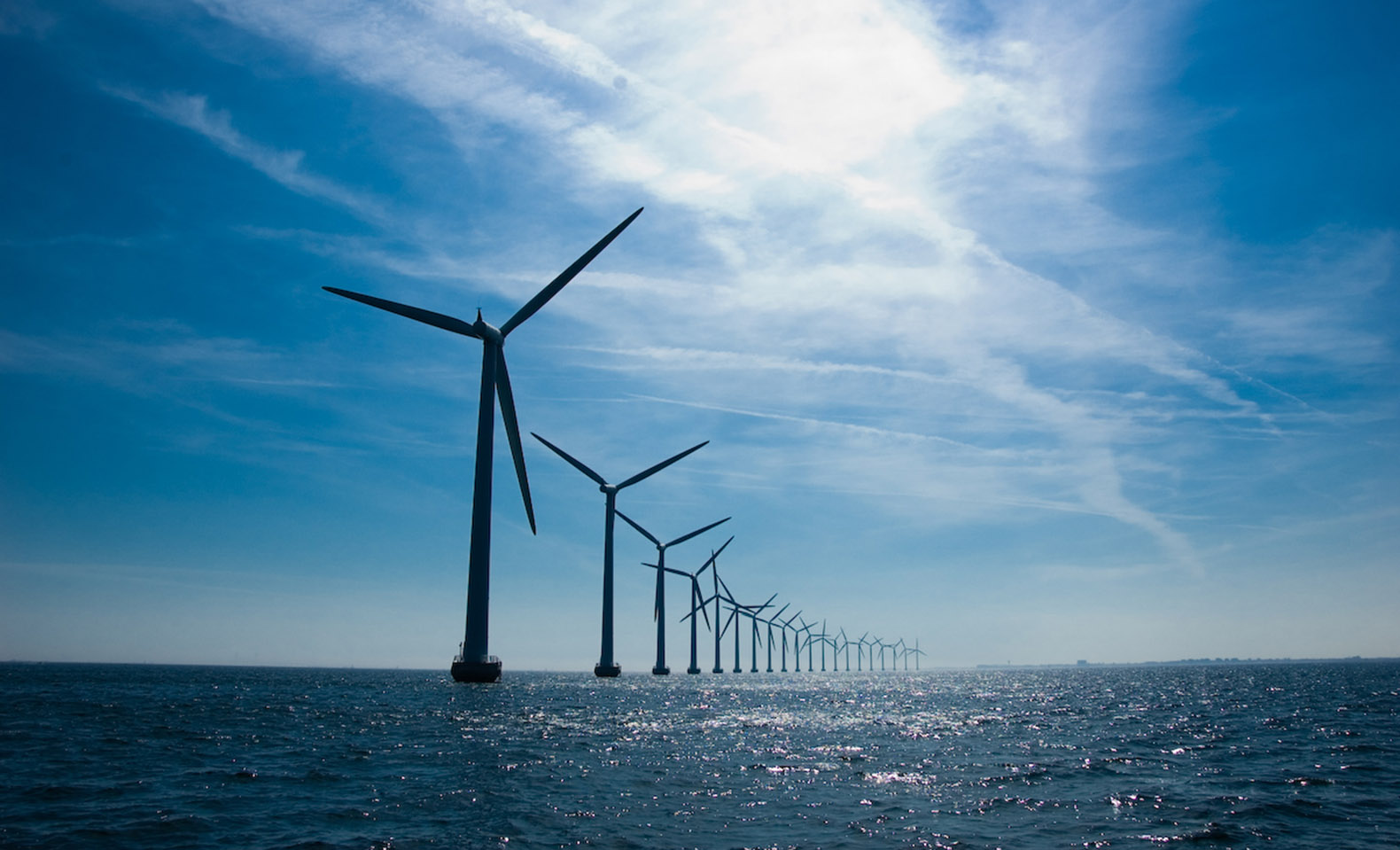 Энергия вода и ветер. Морской ветропарк в Дании. Акватория Тронхейма ветряки. Шельфовые ВЭС В Дании.. Прибрежный ветропарк Миддельгрюнден.