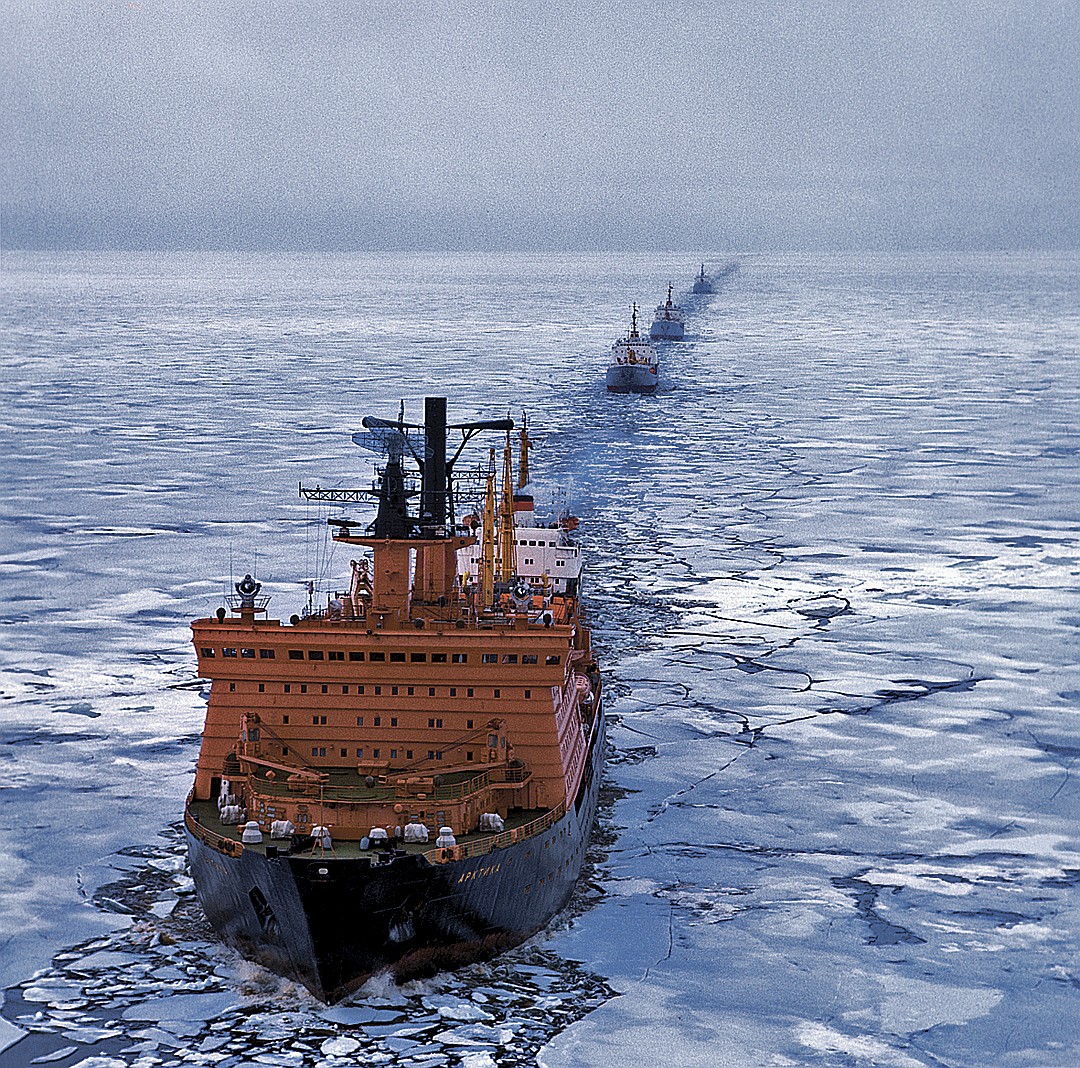 Караван судов. Атомный ледокол "Арктика". Северный морской путь Караван судов. Северный морской путь ледоколы. Арктика корабль ледокол.