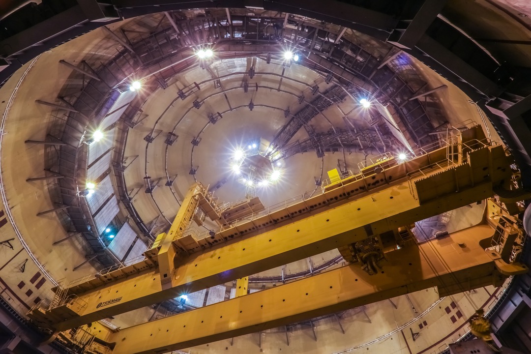 Полярный кран кругового действия под куполом реактора второго энергоблока Ленинградской АЭС-2 | Атомная энергия 2.0