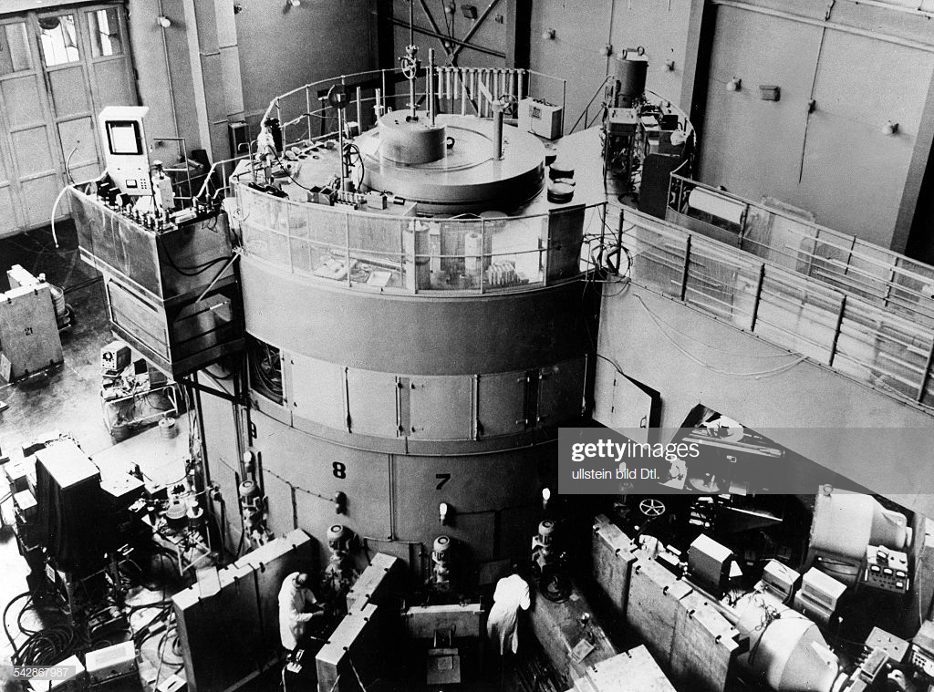 Первый советский ядерный реактор. Ядерный реактор ф-1. Реактор ф1 Курчатовский институт. Тяжеловодный реактор ИТЭФ. Первый атомный реактор ф-1.