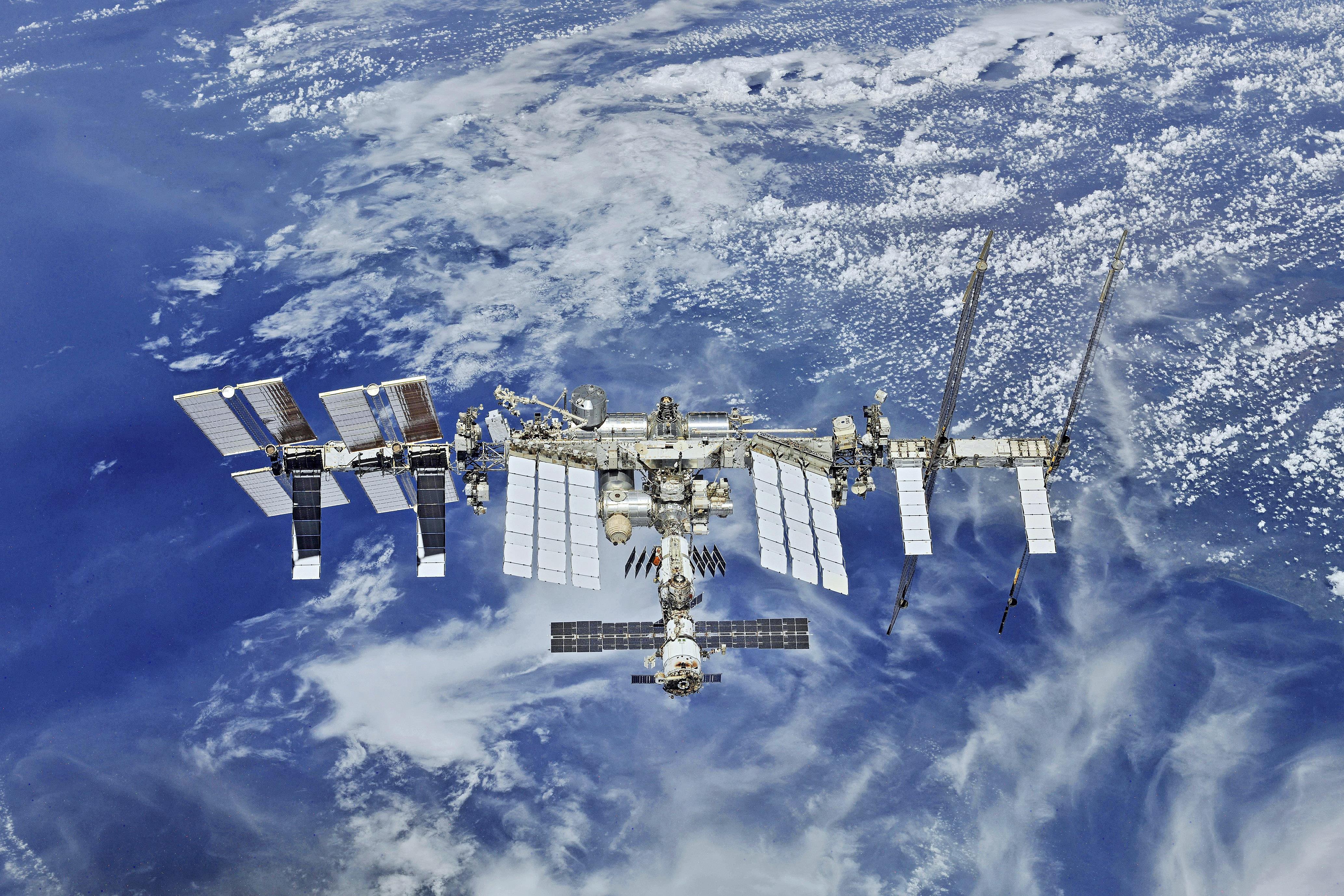 В космосе есть высота. Международная Космическая станция МКС. Международная Космическая станция ISS. Космическая орбитальная станция МКС. Космическая станция МКС фото.
