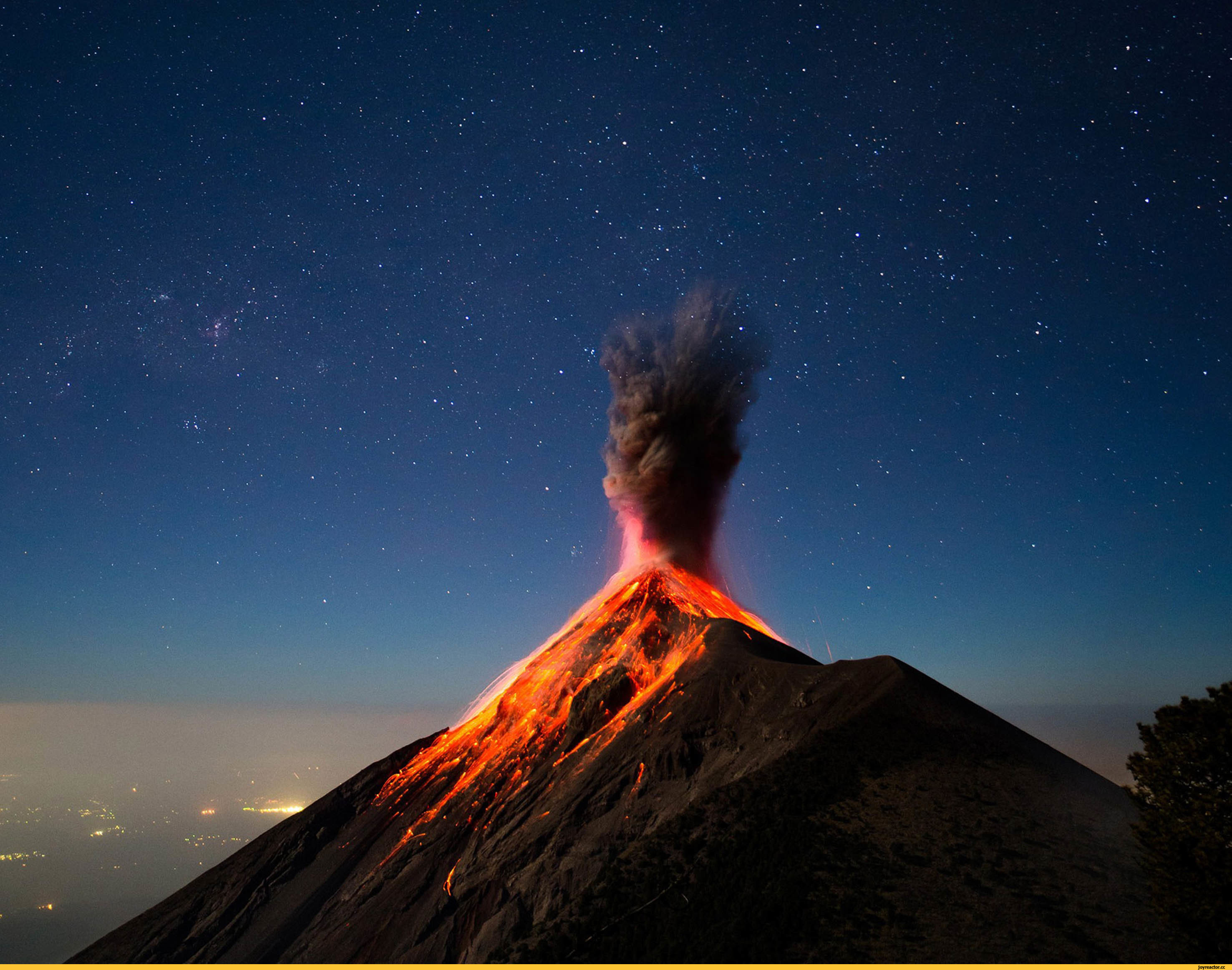 3 любых вулкана. Вулкан дель Фуэго. Извержение вулкана Фуэго. Вулкан дель Фуэго подводный. Гватемала вулкан.