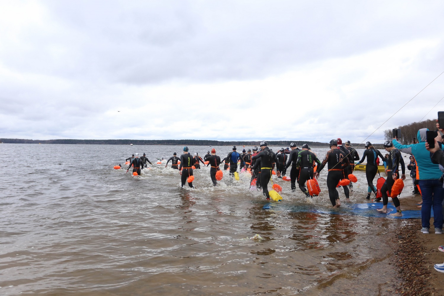 Сброс воды десногорское. Десногорское водохранилище САЭС. Заплыв Десногорск. Водохранилище Десногорск. Десногорск вода в водохранилище.