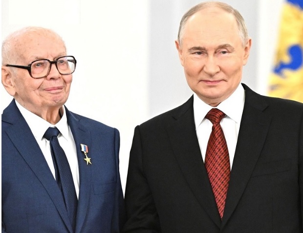 Сотрудник РФЯЦ-ВНИИТФ Юрий Диков удостоен звания «Герой Труда Российской Федерации».