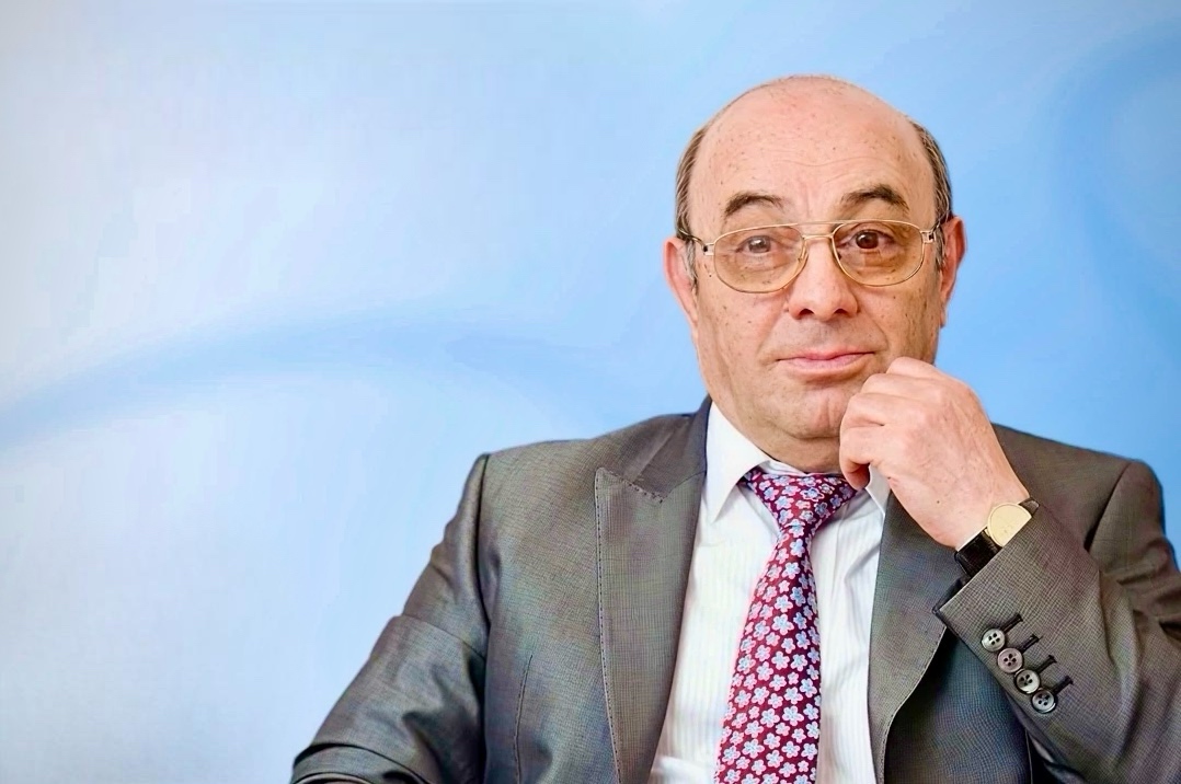 На Армянской АЭС торжественно открыли памятный барельеф в честь 80-летия Эдуарда Саакова