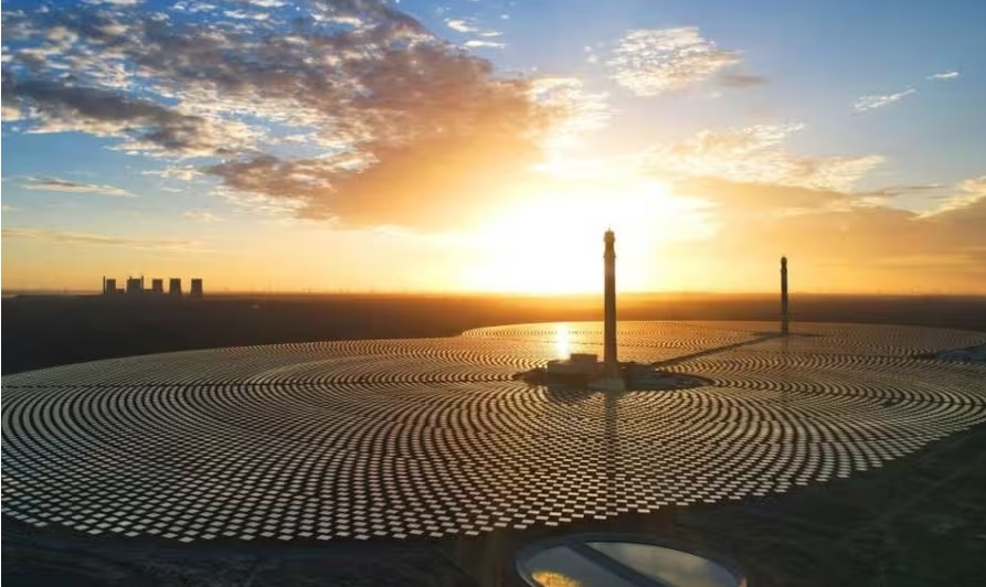 Китай запустил первую в мире солнечную теплоэлектростанцию с двумя башнями и 27 000 зеркал в пустыне Гоби