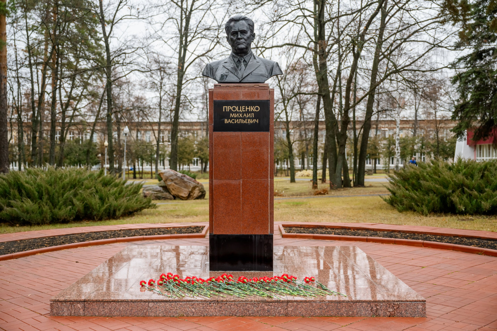 Заводчане ПО «Старт» по традиции почтили память первого директора Михаила Проценко