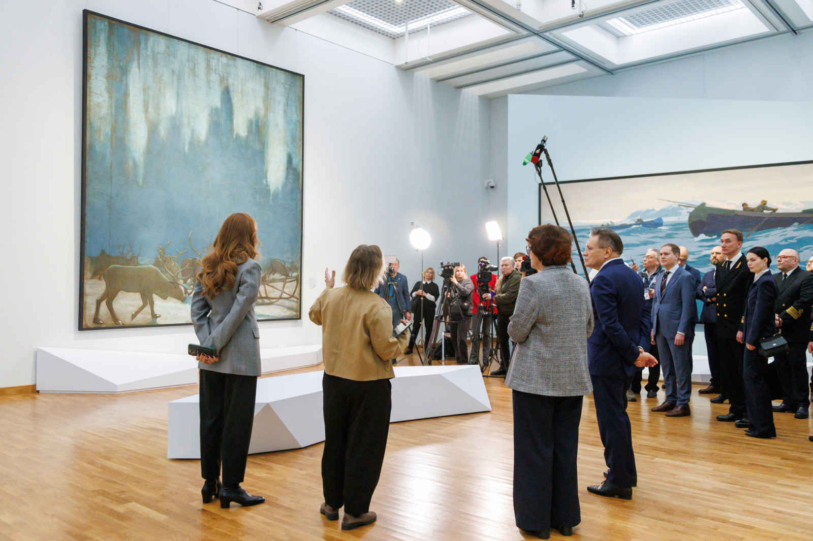 Главе Росатома и сотрудникам «Атомфлота» представили полотно, отреставрированное при поддержке госкорпорации