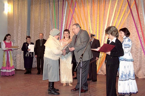 Генеральный директор ГУП МосНПО "Радон" С.А. Дмитриев вручает работникам премии и почетные грамоты