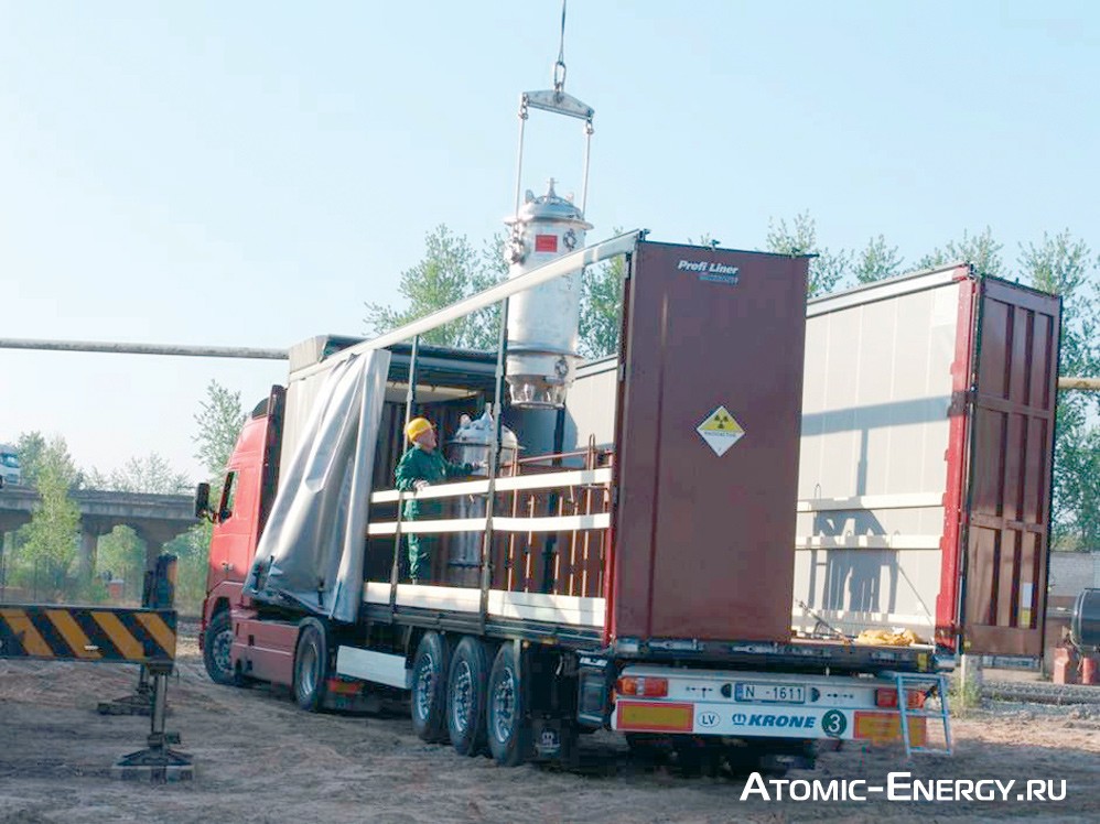 Рис. 1a. Погрузка контейнеров ТУК-19 на автомобиль