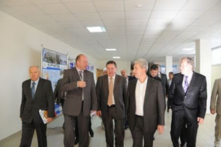 А.Михайлов (в центре) на Курской АЭС