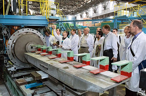 Участники совещания в экспериментальном зале ИБР-2