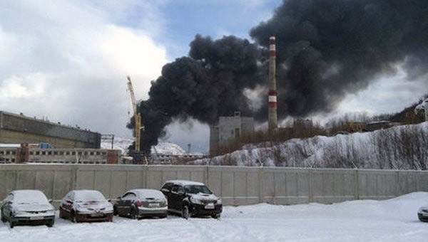 По данным завода, огонь вспыхнул в 10.45 при демонтаже специального покрытия на подлодке. Опасности радиационного заражения нет: ядерное топливо с подлодки выгружено