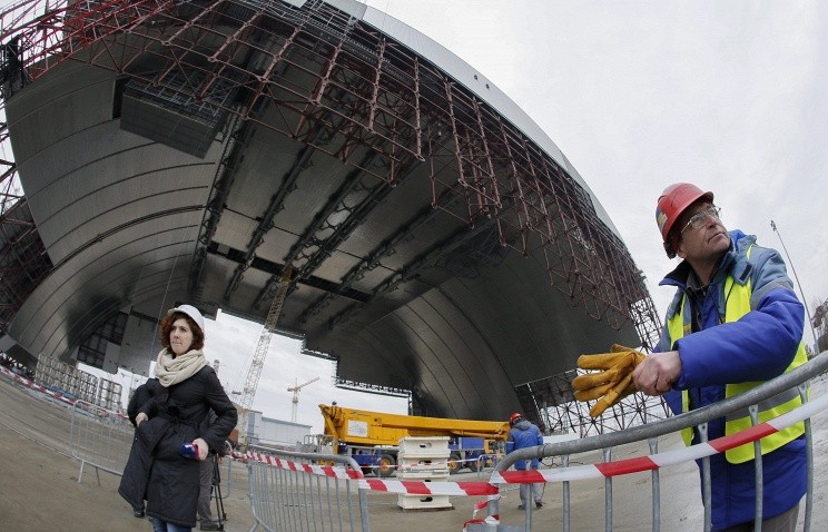 Строительство защитного купола на Чернобыльской АЭС (© Архив EPA/SERGEY DOLZHENKO)