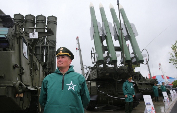 Выставка вооружений на Международном военно-технического форуме "Армия-2015" (© Михаил Почуев/ТАСС)