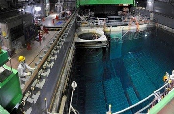 Бассейн выдержки отработавшего ядерного топлива в 4-м энергоблоке АЭС "Фукусима-1"
