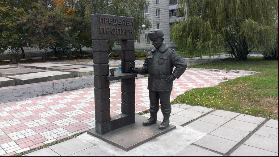 Памятник сотруднику КПП в ЗАТО Заречный