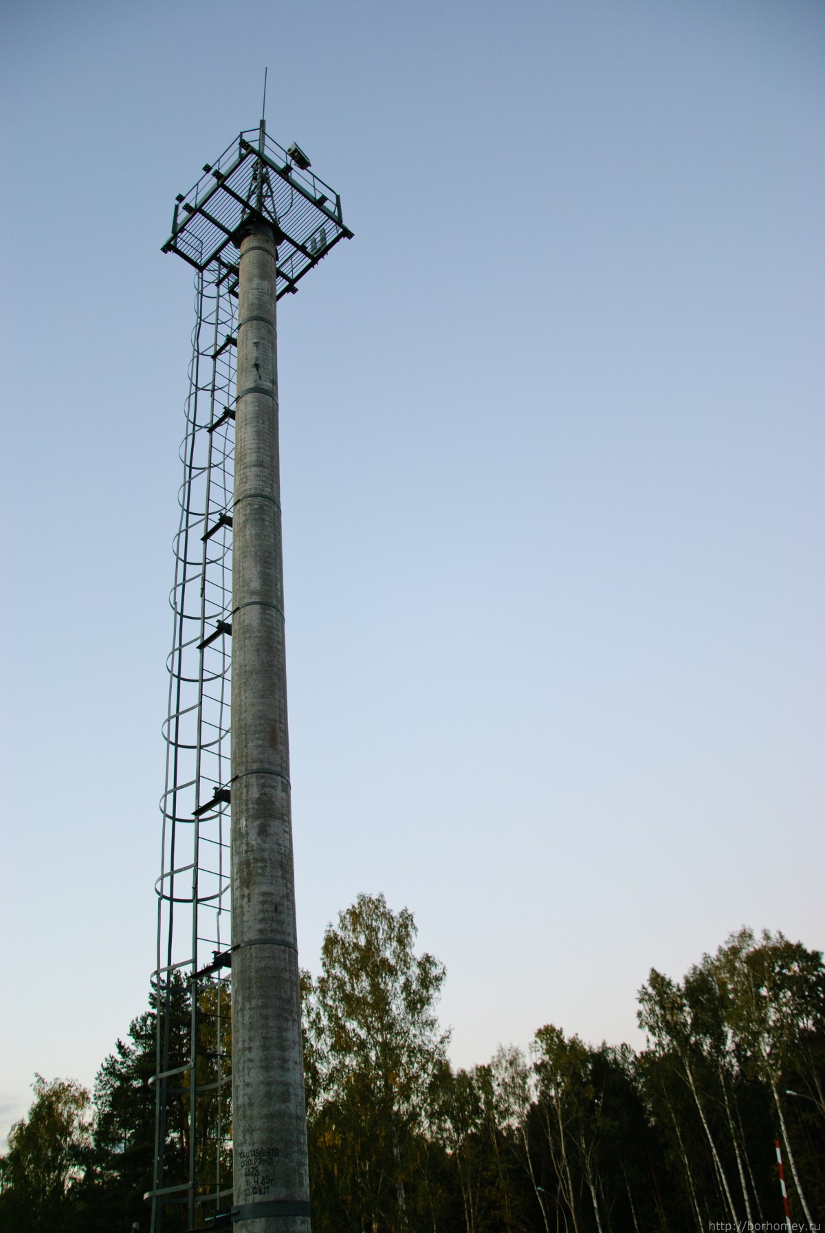 Бетонная вышка сотовой связи