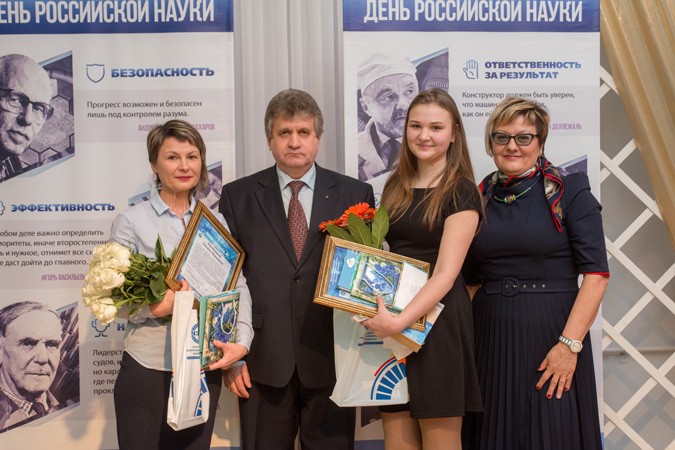Слева направо: учительница физики Смирнова Оксана Юрьевна, Генеральный директор АО "УЭХК" Белоусов А.А., призер, ученица лицея Росатома Даша Закревская, Людмила Никифорова, Руководитель Приемной Общественного совета Госкорпорации «Росатом» в г. Новоуральске