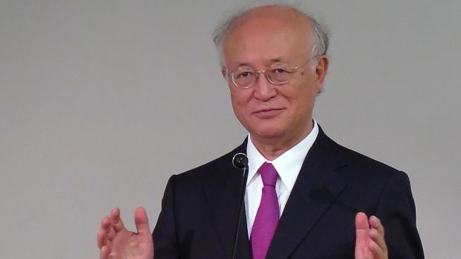 Юкия Амано на встрече со студентами в Латвии. Photo: C. Brady/IAEA