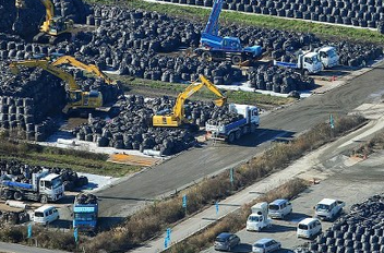 Мешки с радиоактивным грунтом и другими отходами дезактивации в г. Томиока (преф. Фукусима, Япония). Фото: Mainichi