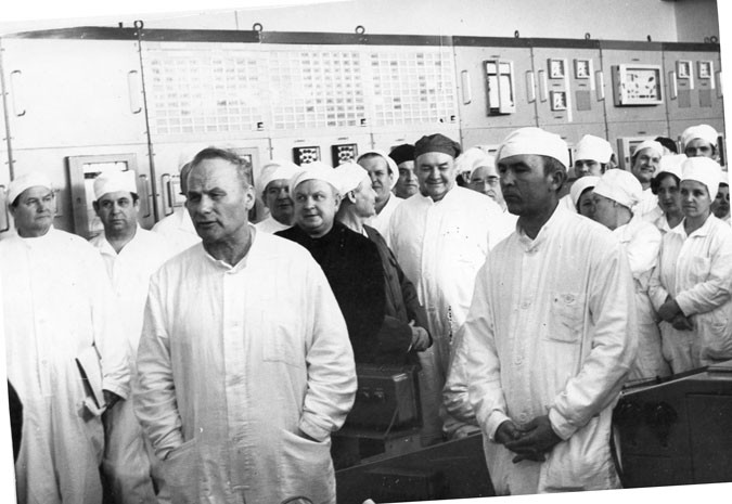 29 марта 1977 года на митинге по случаю пуска первого в СССР и Европе радиохимического завода РТ-1 выступил председатель пусконаладочной комиссии, заместитель главного инженера 4-го Главного управления Н.С. Чугреев (на переднем плане слева)