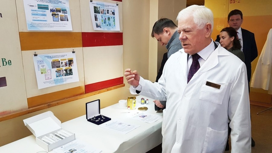 Николай Нерозин знакомит депутатов Госдумы с производством радиофармпрепаратов в ФЭИ