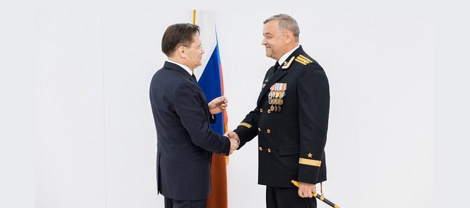 Алексей Лихачев награждает Анатолия Григорьева