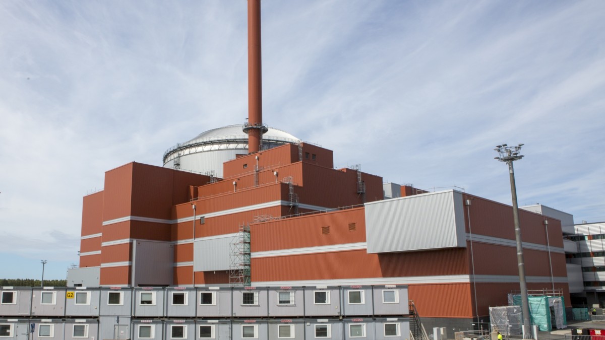 Новая АЭС на базе европейского реактора с водой под давлением (EPR), сооружаемая франко-германским консорциумом на острове Олкилуото в юго-западной Финляндии. Ожидается, что после ввода в эксплуатацию, предположительно в конце 2018 года, она будет вырабатывать 10% всей электроэнергии в Финляндии С. Славчев/МАГАТЭ