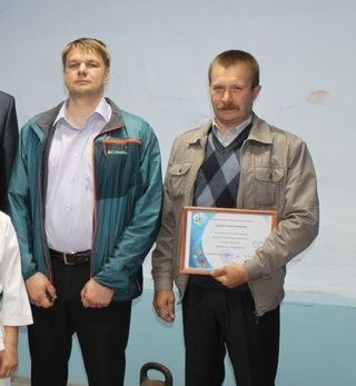 Генеральный директор АО "Далур" Н.Попонин и глава администрации Уксянского сельсовета Ю.Богдашов