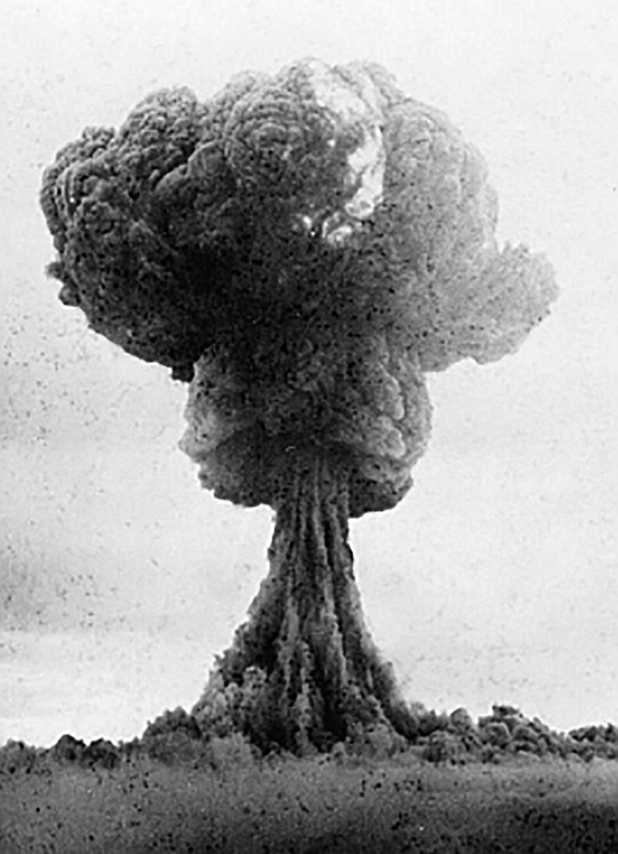 Ядерный гриб наземного взрыва РДС-1. 29 августа 1949 года Известия
