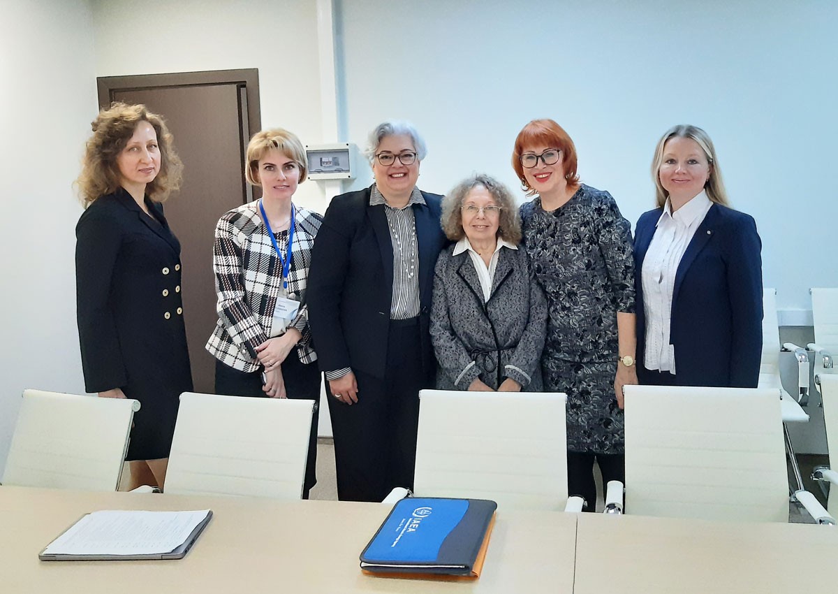 Слева направо: Елена Егорова-Орлетинова, Алеся Юникова, Ана Раффо-Каядо, Ирина Куприянова, Алёна Яковлева, Ольга Никитина