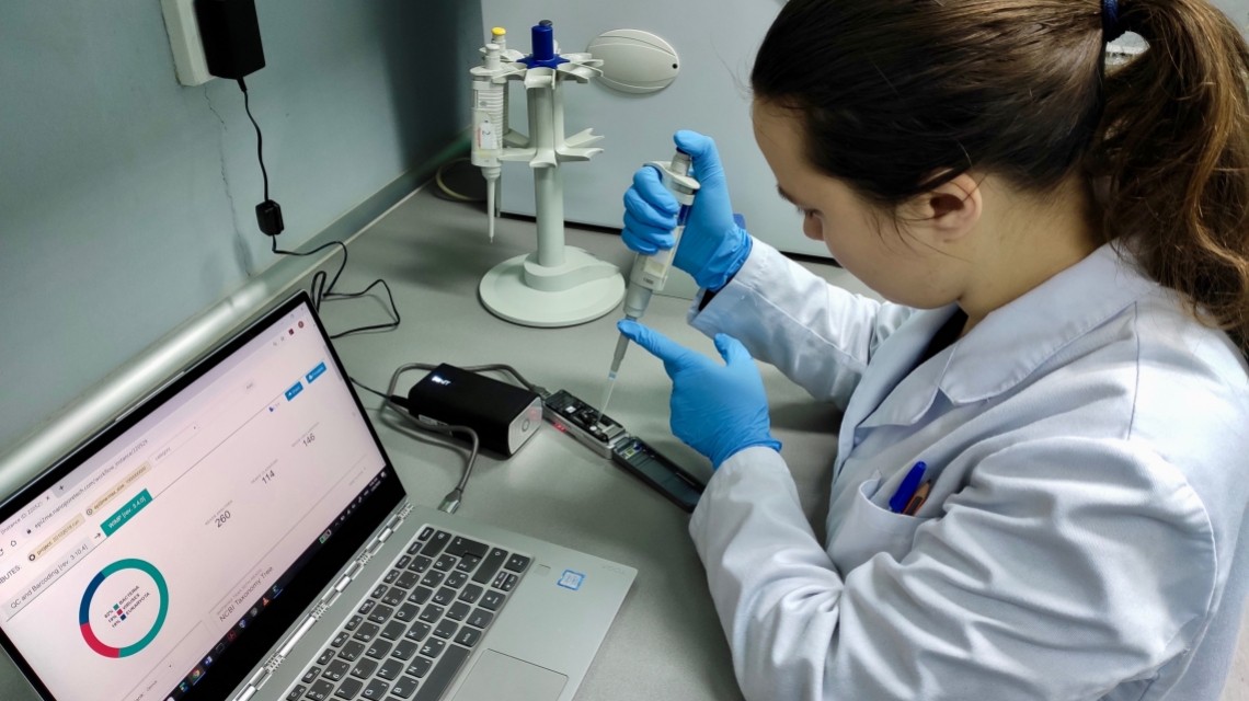 Ученый ветеринарного факультета Университета Сараево, анализирующий последовательности генома в рамках совместного проекта ФАО / МАГАТЭ