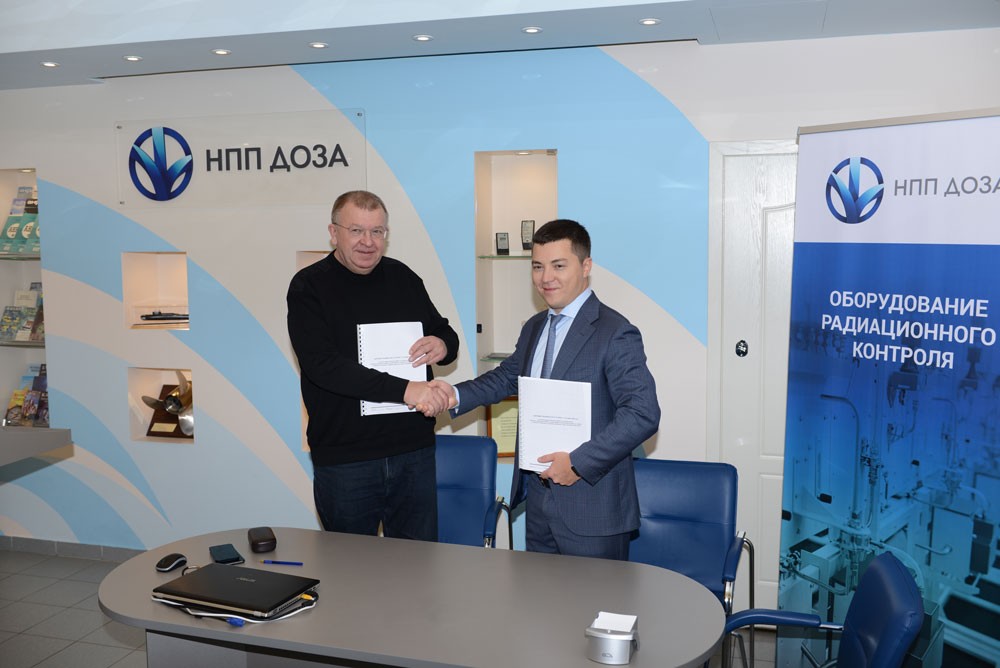 Договор подписывают генеральный директор НПП «Доза» Нурлыбаев А.К. и генеральный директор АО «ПСО-13» Воротнин Ю.И.