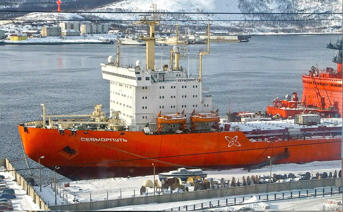 Атомный лихтеровоз "Севморпуть" продолжает стоять вне дока ...