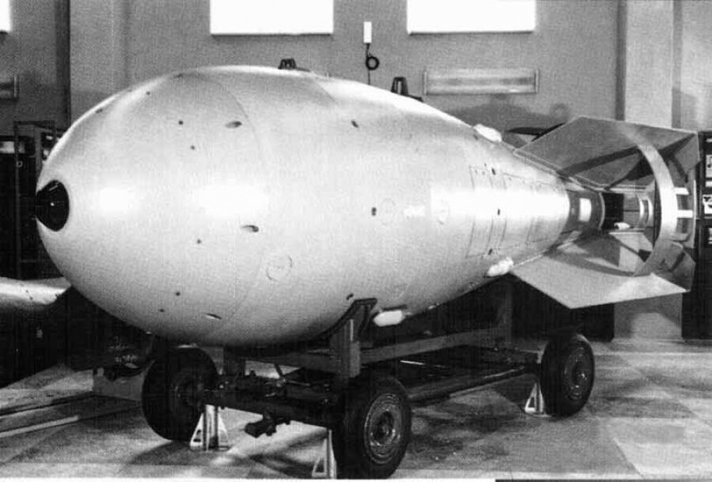 Рдс водородная бомба. Водородная бомба Сахарова 1953. Водородная бомба РДС-6. Первая водородная бомба СССР РДС 6с. Сахаров водородная бомба.