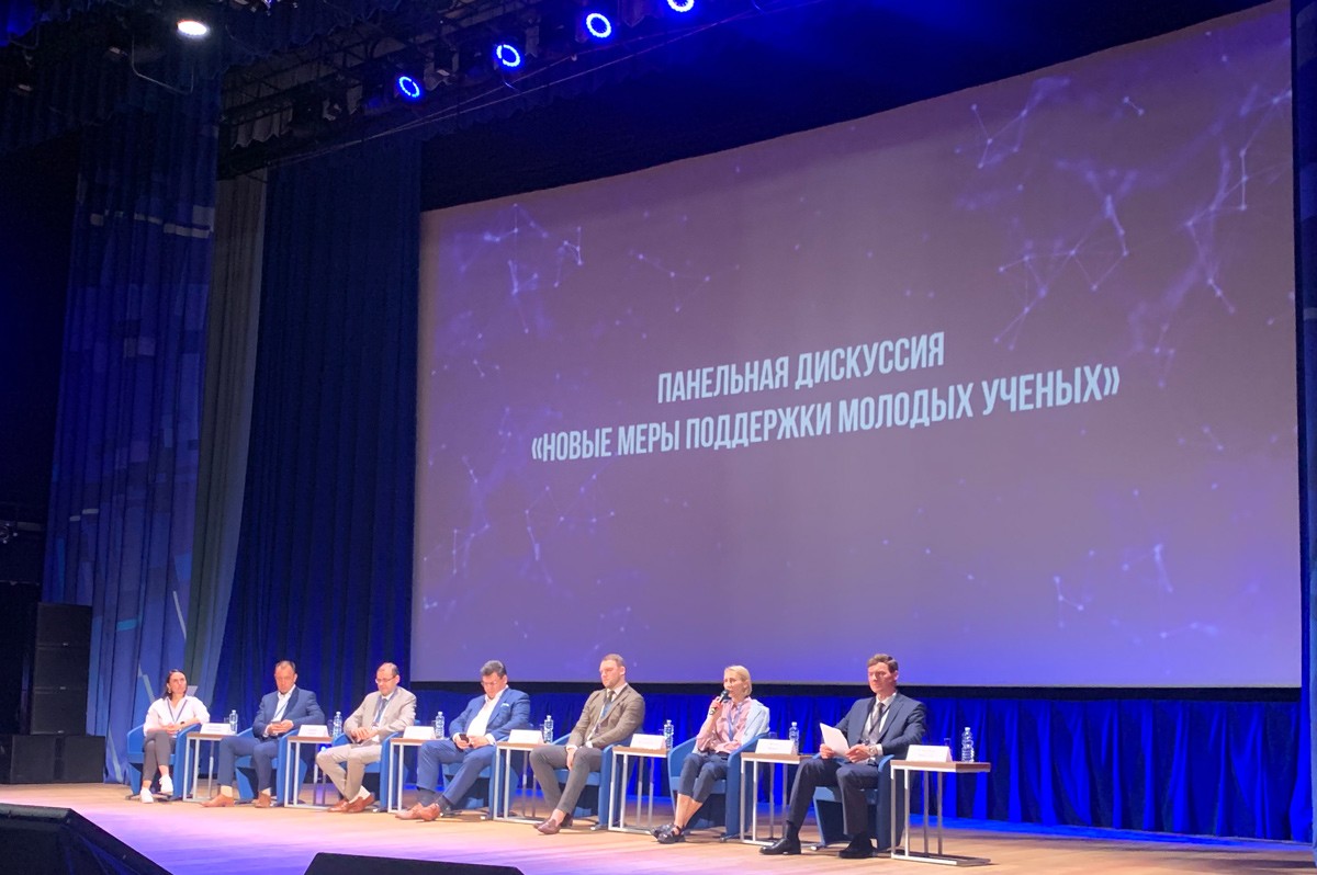 Выступление заместителя генерального директора института по управлению персоналом ГНЦ РФ ТРИНИТИ Жанны Маныч