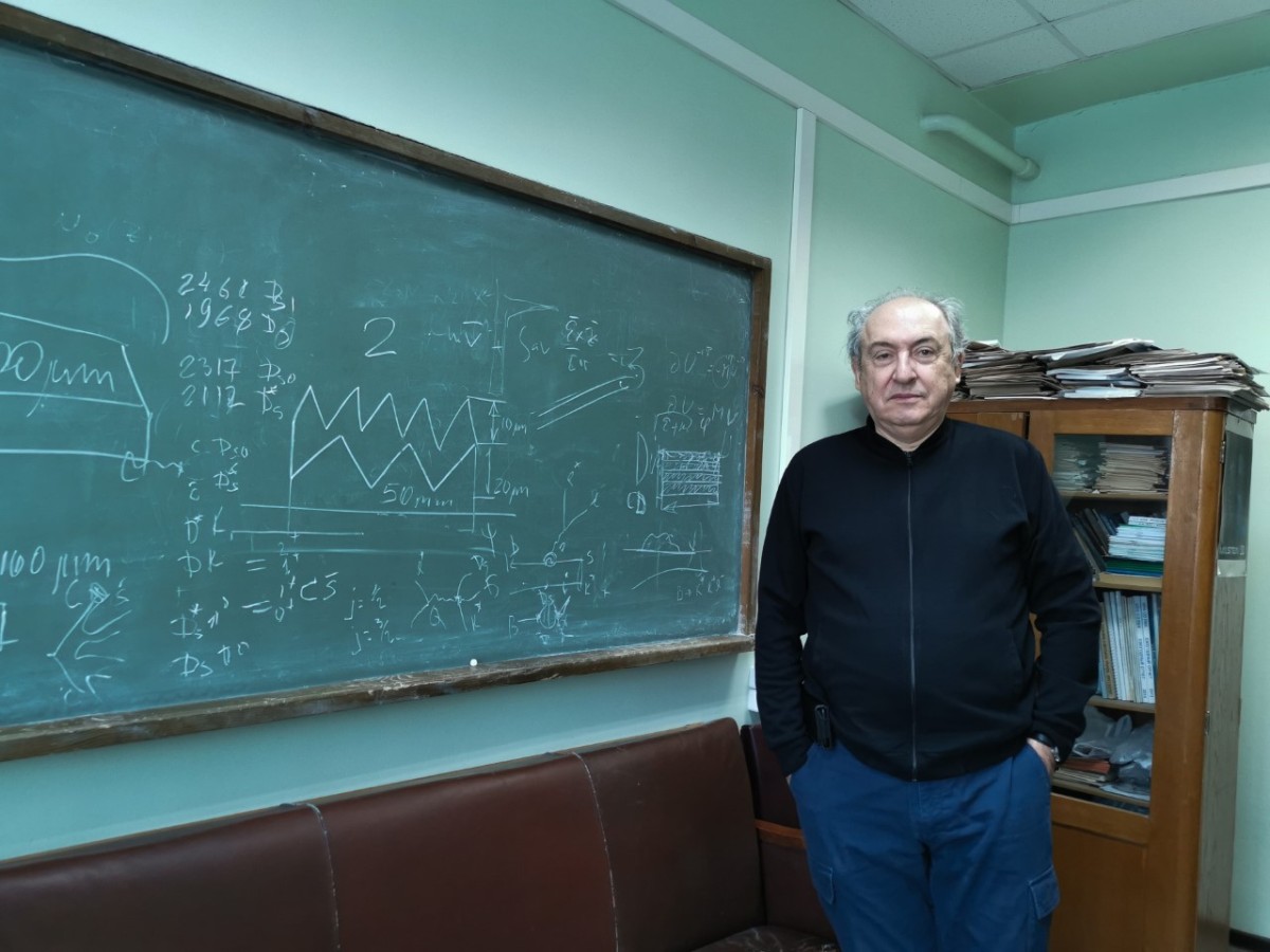 Заведующий теоретическим отделом ИЯФ СО РАН доктор физико-математических наук Александр Мильштейн Татьяна Морозова