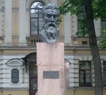 Памятник В.К. Рентгену в Санкт-Петербурге – перед кафедрой рентгенологии и радиологии 1-го Медицинского института имени И.П. Павлова
