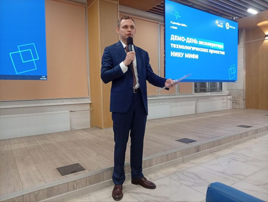 Руководитель дирекции развития проектной деятельности МИФИ Владимир Кислов объявляет победителей по итогам демо-дня