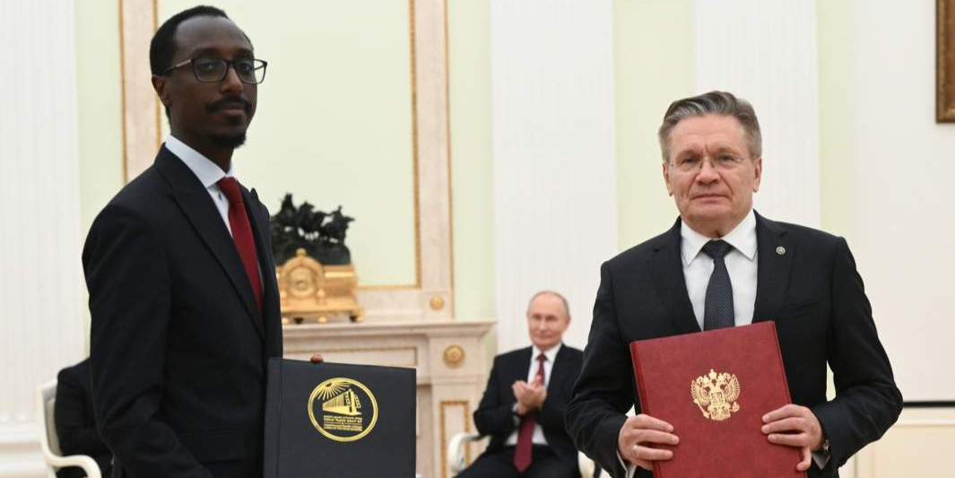 Генеральный директор госкорпорации «Росатом» Алексей Лихачев и министр иностранных дел Эфиопии Гедион Тимотеос на церемонии подписания Плана действий между «Росатомом» и Электроэнергетической корпорацией Эфиопии о развитии проекта АЭС в Эфиопии, 25 сентября 2025 года РИА Новости/Кристина Кормилицына