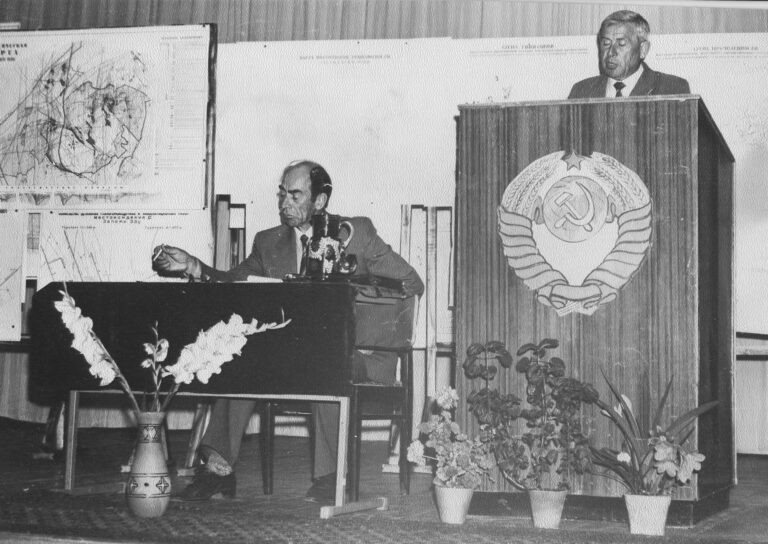 На собрании. Борис Хоментовский за трибуной, 1978 год