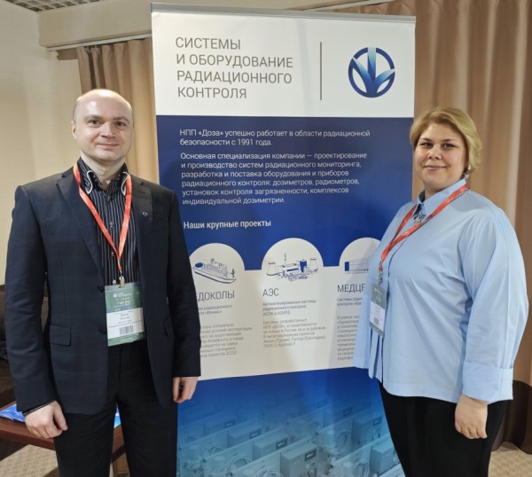 Руководитель Корпоративного университета Денис Козлов и директор по персоналу НПП «Доза» Наталья Гусарова на Международной выставке« ExpoElectronica-2025»