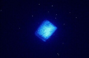 Слабая радиолюминесценция, зафиксированная камерой с низкой интенсивностью света от синтетической алмазно-углеродной пленки, изготовленной из бета-излучающих атомов углерода-14