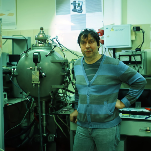 Сергей Жевненко на фоне экспериментальной установки